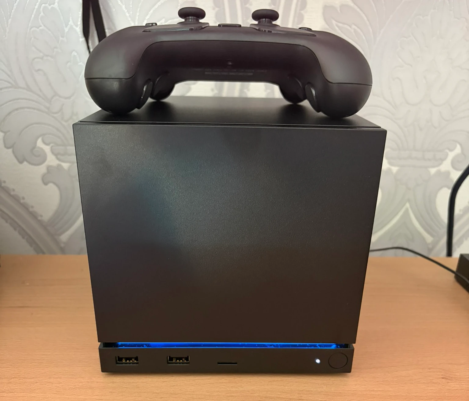 Steam Controller on top of a Steam Machine Steam Controller on top of a Steam Machine